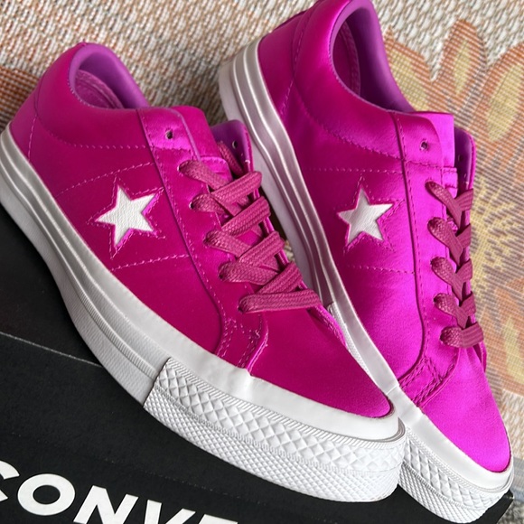 Converse WMNS 161197C
ONE STAR OX
HYPER MAGENTA/HYPER MAGENTA Sneakers - Picture 8 of 16